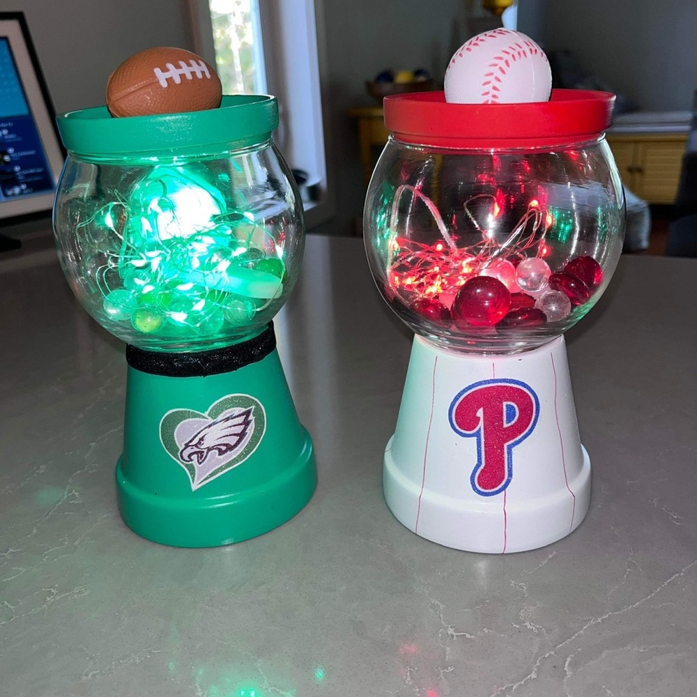Eagles and Phillies light up Sports Team Decorative Set